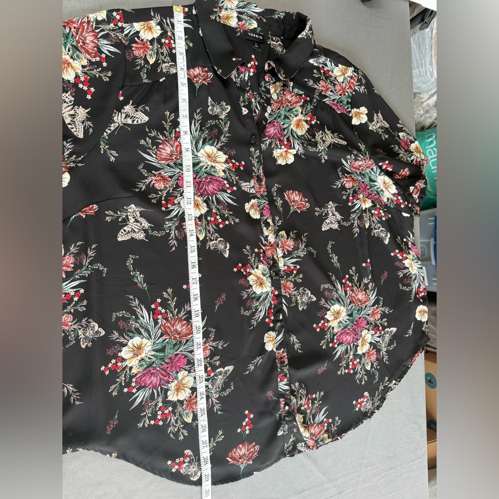 Torrid Floral & Butterfly Button-Front Blouse – Plus Size 3 - Picture 4 of 9